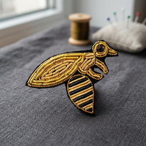 INSIGNIA BORDADA DE SEDA DISEÑO DE ABEJA - Product Image 2