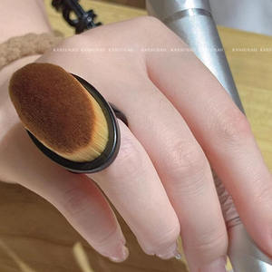 1Pc <span class=keywords><strong>Brosse</strong></span> de nettoyage de <span class=keywords><strong>la</strong></span> poussière pour l'art des ongles en plastique <span class=keywords><strong>Brosse</strong></span> à <span class=keywords><strong>boucle</strong></span> <span class=keywords><strong>Brosse</strong></span> ovale pour le nettoyage de <span class=keywords><strong>la</strong></span> poussière de gel <span class=keywords><strong>Brosse</strong></span> en forme d'anneau pour le maquillage Outils de manucure - Product Image 3