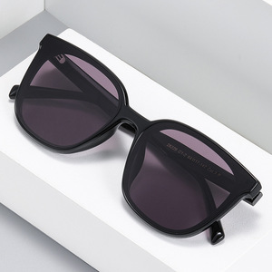 Gafas de Sol para Mujer Chevrolet, Negras, Montura Metálica TR, Lentes TAC UV400 Clase 2, Protección Solar, Moda para Exteriores - Product Image 3