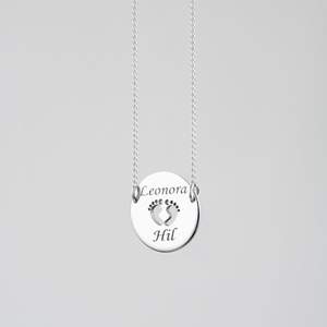 قلادة Jietao بتصميم شخصي من الاستانلس ستيل على شكل قرص عليه طبعة قدم طفل، مطلية بالذهب ومحفور عليها اسم مخصص، مرصعة بحجر الزركون، هدية للأم الجديدة - Product Image 2