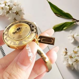 Productos con logotipo personalizado, reloj de pulsera moderno para mujer con diseño de carruaje, correa dorada, esfera blanca, reloj de moda clásico para mujer - Product Image 4
