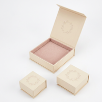 Op maat gemaakte magnetische doosjes met deksel, crèmekleurige bloemenkrans, clamshell doosjes van stevig karton met fluwelen voering, groothandel voor luxe cadeausets