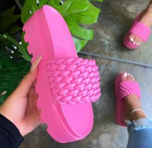 รองเท้าแตะสานพื้นเรียบสำหรับผู้หญิงขายส่งจากจีน รองเท้าสไลด์พีวีซีแบบสานสำหรับใส่ชายหาด - Product Image 1