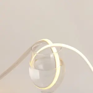 นําแถบนีออนเฟล็กซ์แสงเรียบ DIY สาย RGB ไฟแถบ LED กันน้ํากลางแจ้งแอดเดรสได้