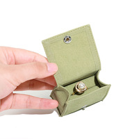 Mini pochettes de bijoux en velours avec logo personnalisé en gros d'usine porte-anneau en velours pochette de protection des boucles d'oreille de voyage étui à bijoux