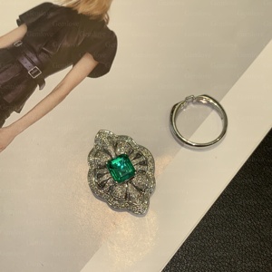 Anillo de diamantes nuevo para mujer en oro blanco de 9-18K — Corte esmeralda cuadrado certificado por IGI, con detalles de piedras redondas cultivadas en laboratorio. - Product Image 3