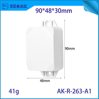 Contenitore per tracciamento iBeacon 90x48x30mm in plastica ABS con design flangiato per il posizionamento di asset elettronici all'aperto
