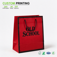 Sac en papier rouge imprimé sur mesure avec logo en serif noir et poignée en cordon noir pour l'emballage de streetwear et de boutiques, vente en gros