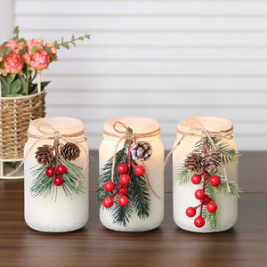 Bougies en cire de soja aromatiques en verre avec décorations festives d'hiver (pomme de pin, baies rouges) pour Noël - Product Image 2