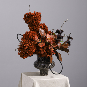 Venta caliente <span class=keywords><strong>flores</strong></span> <span class=keywords><strong>artificiales</strong></span> rojas <span class=keywords><strong>con</strong></span> jarrones de cerámica hechos a mano para comedor y sala de estar arte decoración del hogar - Product Image 1