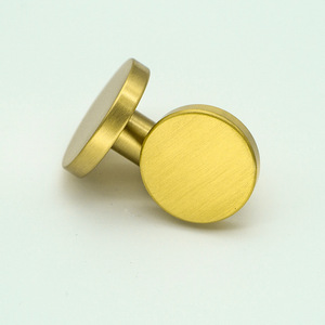 Poignée de meuble Huoxiang en cuivre brossé, disque rond, à trou unique, style moderne et épuré - Product Image 5