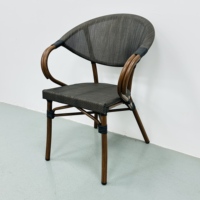 Ensemble de mobilier d'extérieur confortable de style français : Table de jardin en aluminium et chaises en tissu maillé empilables pour entrepôt et cour