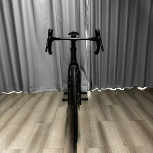Vélo de route <span class=keywords><strong>a</strong></span>érodynamique en fibre de carbone Shi Mano 105 OEM KOZO 2 700C & Spécifications Frein à disque hydraulique Vélo de course léger Vélo super léger - Product Image 5