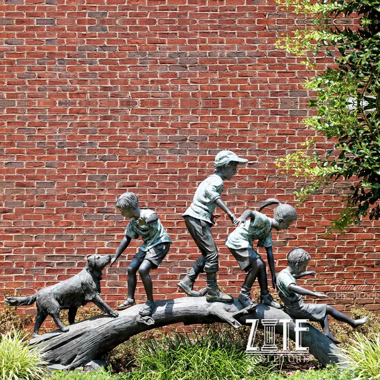 Cuộc sống kích thước vườn đồng bronze trẻ em chơi trên cây bức tượng điêu khắc