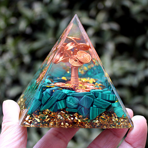 Pirámide de Cristal Kogiya con Arte en Resina, Alambre de Cobre, Piedras de Malaquita, 8 cm, Adorno de Mesa, Regalo para el Día de la Tierra - Product Image 2