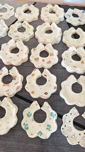 Solution de soin douce pour bébé Bavoirs en coton mousseline pour bébé Design en forme de fleur Double couche Absorbant avec bouton pression pour nouveau-né - Product Image 5