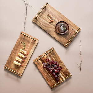 Bandejas rectangulares de lujo para servir en <span class=keywords><strong>madera</strong></span> de acacia con mango de metal a la venta - Product Image 2