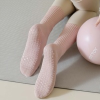 Chaussettes de yoga antidérapantes personnalisées en coton respirant, chaussettes de Pilates à grip, chaussettes antidérapantes pour la danse et le fitness, vente en gros, faible MOQ