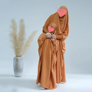 Vente en gros Abaya musulmane en satin uni, étiquette tissée personnalisée, longue robe de jilbab de prière avec logo brodé <span class=keywords><strong>pour</strong></span> <span class=keywords><strong>maman</strong></span> et enfants - Product Image 3