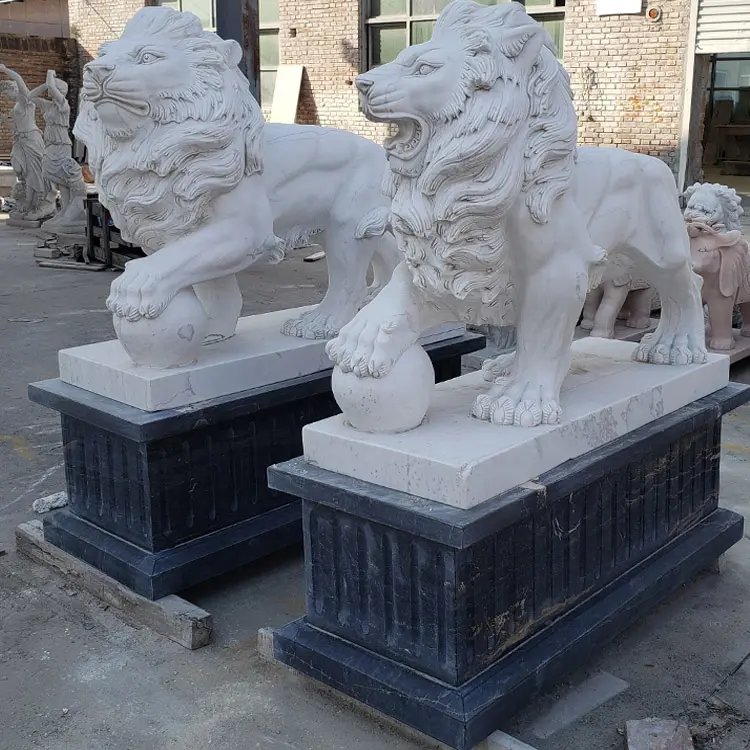 Leone ruggente in marmo bianco grande all'aperto con coppia di statue a sfera in vendita