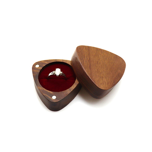 Boîte à bague en bois de noyer avec fermeture magnétique, intérieur en velours, pour fiançailles, mariage, rangement de bagues, boîte cadeau, logo personnalisé disponible - Product Image 1