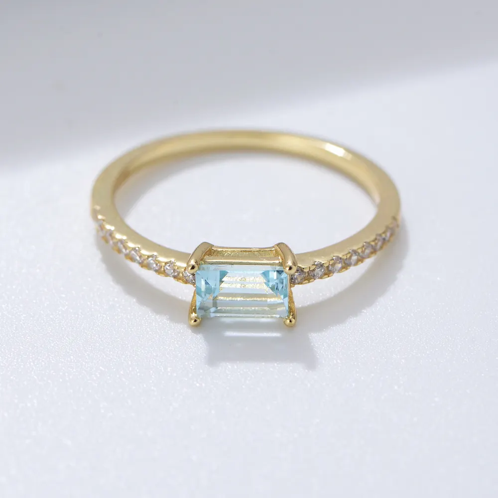 फैशन रत्न डिजाइन स्काई ब्लू पुखराज की अंगूठी 14K सोना मढ़वाया आभूषण सगाई की अंगूठी के लिए महिला