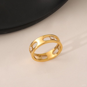 Anello da Donna Impermeabile in Acciaio Inossidabile Placcato Oro 18K di Alta Qualità con Zirconi Cubici Incastonati a Cerchio Completo - Product Image 5