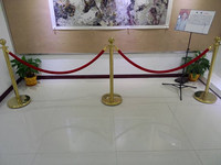 Poteau de délimitation en acier inoxydable doré avec corde rouge pour tapis, idéal pour hôtels, mariages et événements (poste de gestionnaire, poteau de barrière, poteau de délimitation, poteau de sécurité)