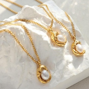 Elegante Collar de Perlas con Colgante Irregular de Acero Inoxidable Chapado en Oro de 18K, Antideslustre, para Mujer - Product Image 1