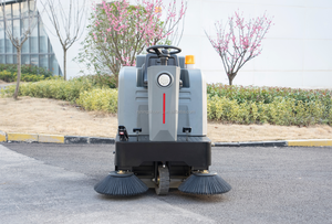 Nuova Spazzatrice Elettrica Semovente da 1250mm di Larghezza con Capacità di 80L e Pulizia Rapida - Product Image 3
