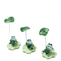 Figurine de grenouille en céramique, grenouille mignonne peinte à la main sur feuille de lotus, mini ornement de grenouille verte, sculpture décorative fantaisiste de grenouille