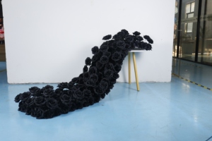 Guirnalda de Rosas Negras Artificiales, Arreglo Floral Oscuro para Bodas Góticas y Eventos Espeluznantes - Product Image 2