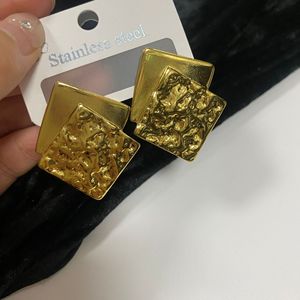 Boucles d'oreilles clous géométriques martelées en acier inoxydable <span class=keywords><strong>plaqué</strong></span> <span class=keywords><strong>or</strong></span> 18 carats, motif cinq feuilles, style rétro et tendance MW - Product Image 5