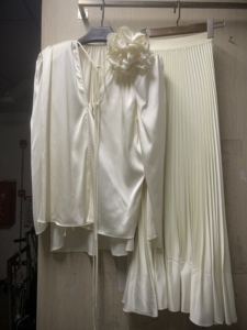 Bộ đồ thời trang Mùa hè Xuân Thiết kế thời trang mới dành cho nữ Đường băng Áo kiểu dáng rộng cổ chữ V + Váy dài xếp ly Appliques Hoa Đường phố cao cấp - Product Image 3