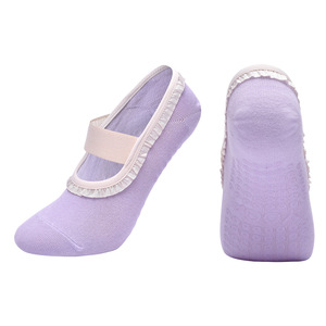 Chaussettes de sport élégantes pour femmes avec sangle en dentelle croisée, mélange de coton peigné, semelle antidérapante et esthétique féminine raffinée - Product Image 1