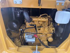 Mini-excavatrice CAT 305.5E avec godet de terrassement d'une capacité de 0,22 m³, poids opérationnel de 5,4 tonnes, excavatrice avec certification EPA/CE - Product Image 4