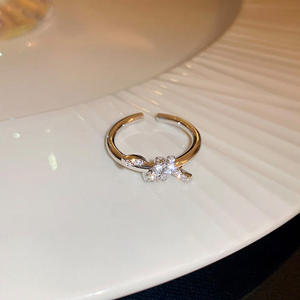 Anello Classico di Lusso Placcato Oro 18K con Diamanti Intrecciati e Micro Zirconi per Feste e Fidanzamenti - Product Image 6