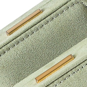 Boîte d'emballage de bijoux élégante en velours vert sauge avec logo personnalisé pour boucles d'oreilles et colliers |   Doublure en daim de qualité supérieure avec décoration métallique - Product Image 3