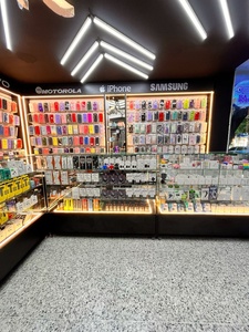 ตู้โชว์อุปกรณ์เสริมโทรศัพท์มือถือแบบกำหนดเองจากโรงงาน OEM พร้อมไฟ LED และกระจกนิรภัย - Product Image 2