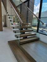 Escalier flottant moderne sur mesure en métal pour villa, à poutre simple en I, avec rampe en verre