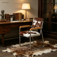 Fauteuil cantilever en cuir de vachette avec structure chromée et accoudoirs en bois, style Mid-Century Modern, motif marron et blanc, pour bureau, salle à manger ou salon.