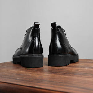 Bottes Martin en cuir de vachette à semelle épaisse, fermeture éclair latérale en cuir véritable, motifs sculptés à la main de style anglais - Product Image 2