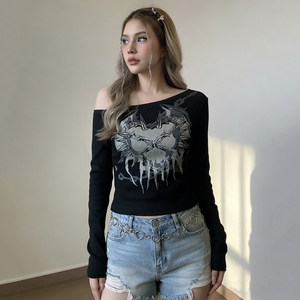 เสื้อยืดครอปแขนยาวไหล่เดียวสีดำสำหรับผู้หญิง พิมพ์ลายโกธิค ทรงเข้ารูป ผ้าถัก - Product Image 6