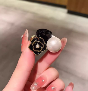 2024 nuovo piccolo camelia clip di perla con artiglio clip da donna unico dolce moda fiore clip ragazza accessori per <span class=keywords><strong>capelli</strong></span> di buona qualità - Product Image 1