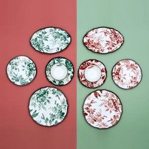 Services de table en porcelaine émaillée européenne vintage, à bordure noire et motif feuille de cire, comprenant assiettes plates, assiettes à dessert et tasses à café - Product Image 5