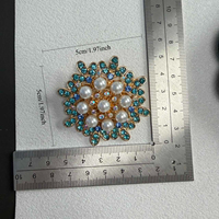 Bros Bunga Mutiara Vintage, Pin Kerah Bunga Berhiaskan Rhinestone Multi Warna, Lencana Bunga Logam Elegan untuk Mantel Gaun Syal Natal.