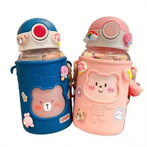 Mignonne gourde portable de 620 ml pour étudiants avec sangle et autocollant 3D pour enfants, dotée d'une paille - Product Image 3