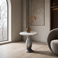 Table d'appoint moderne en marbre blanc naturel, avec piétement cannelé en pierre, pour salon, chambre ou coin.
