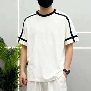 เสื้อยืดลายทางสีขาวสำหรับผู้ชาย แขนสั้น ทรงหลวม ระบายอากาศได้ดี เสื้อลำลองสำหรับวัยรุ่น - Product Image 1