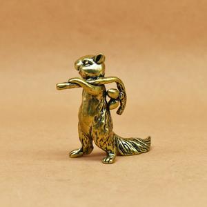 รูปปั้นกระรอกทองเหลืองโบราณ งานศิลปะทองแดงโบราณ ของตกแต่งบ้าน เหมาะสำหรับห้องนั่งเล่น ของสะสม ของตกแต่งบ้าน - Product Image 2